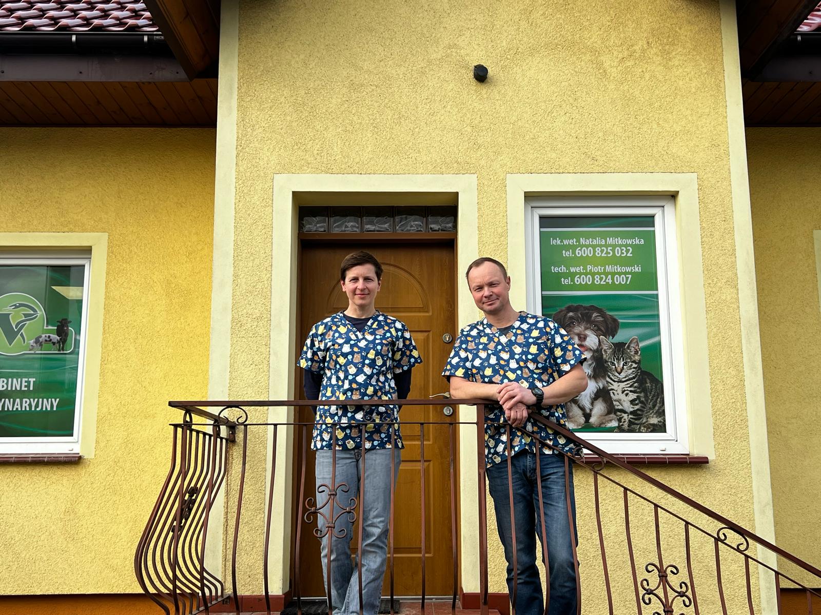 Mitkowscy przed gabinetem